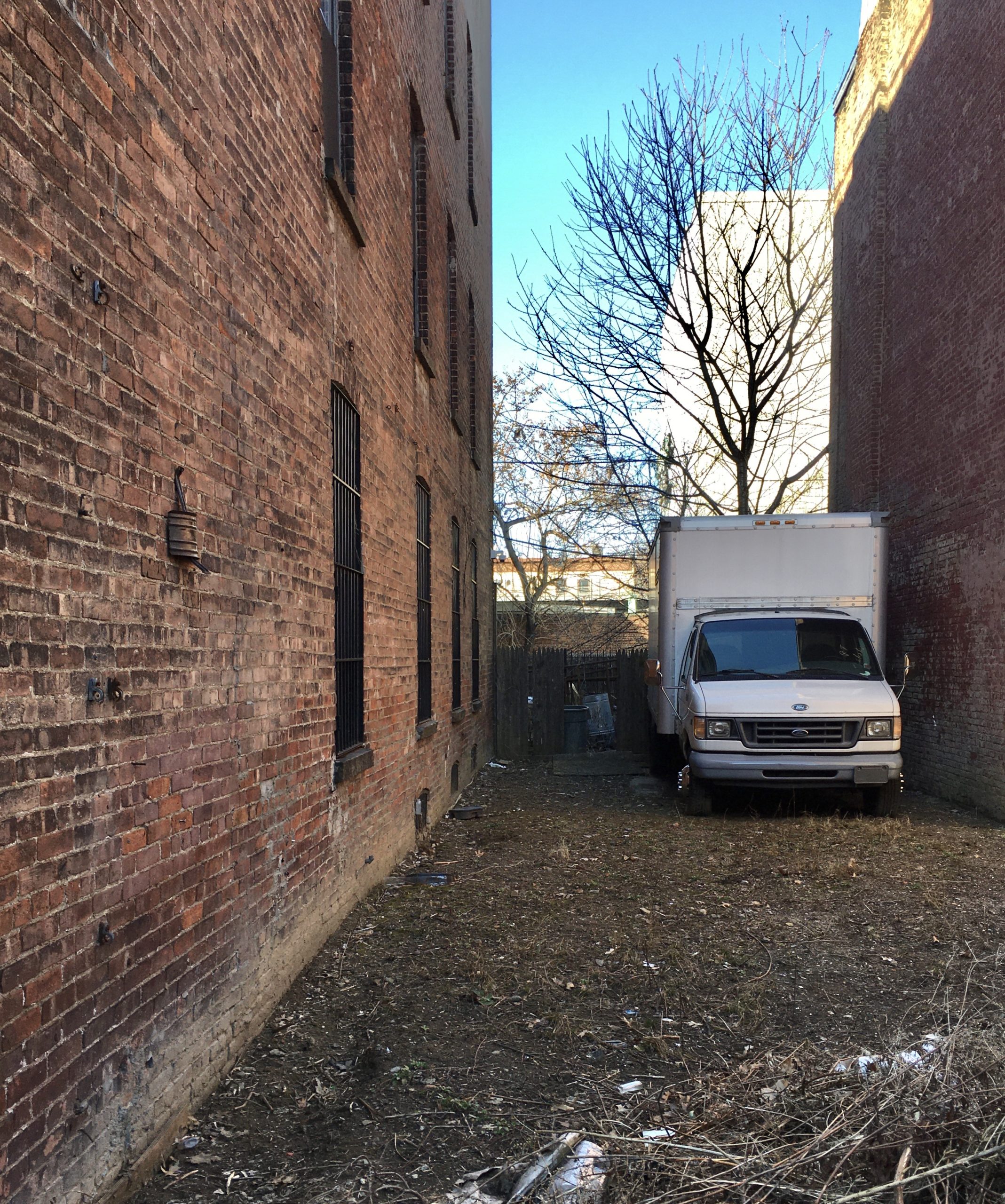 Here’s a real-life look at the skinny lot at 1511 Pacific St. in Crown Heights. Photo: Lore Croghan/Brooklyn Eagle
