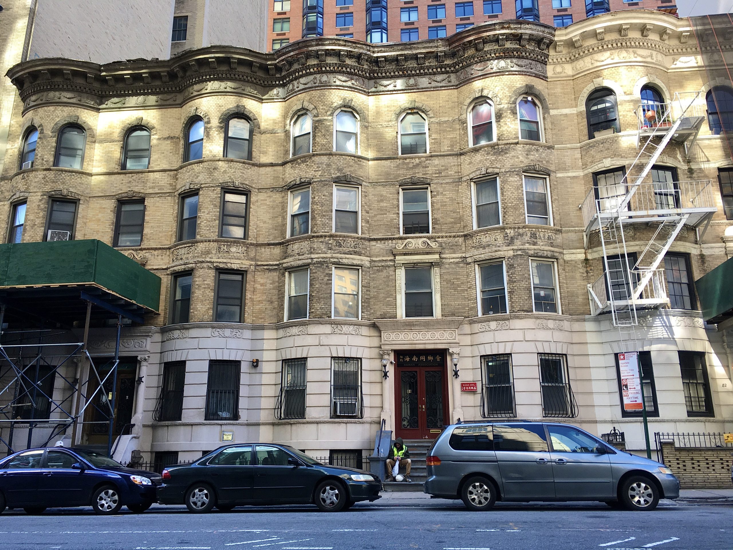 The current owner of 88 Schermerhorn St., the townhouse at left, plans to tear it down and build a hotel. Photo: Lore Croghan/Brooklyn Eagle