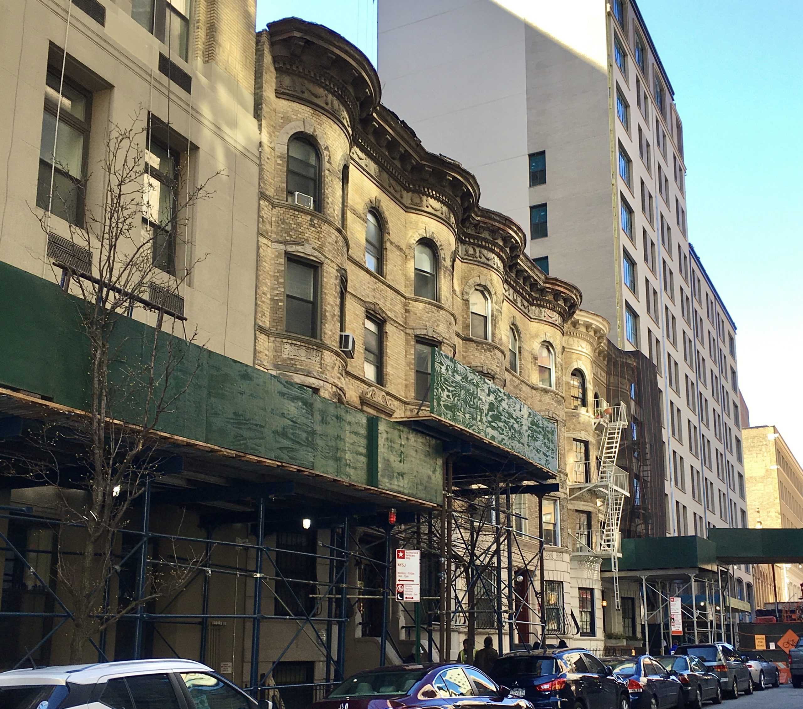 The townhouse at left is 88 Schermerhorn St., which a developer plans to demolish for hotel construction. Photo: Lore Croghan/Brooklyn Eagle