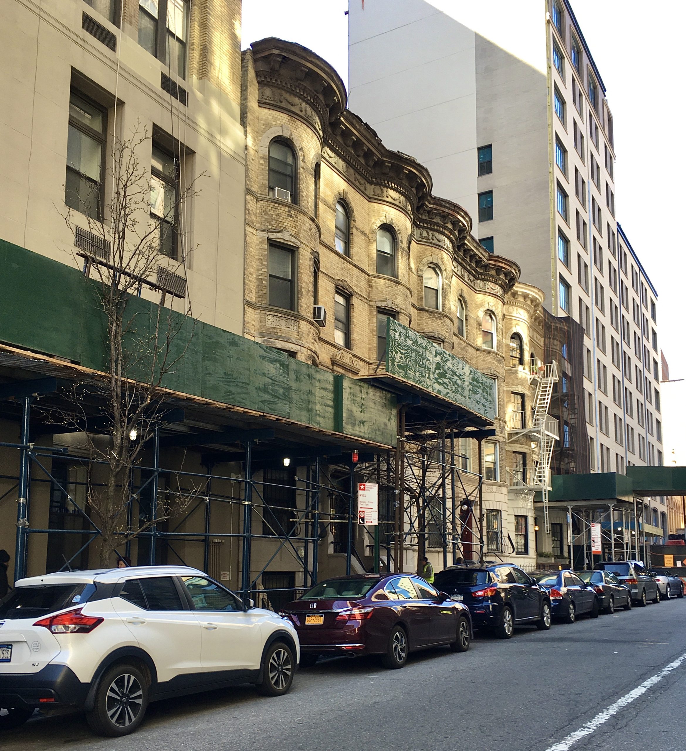 The townhouse at left is 88 Schermerhorn St., where a hotel is planned. Photo: Lore Croghan/Brooklyn Eagle