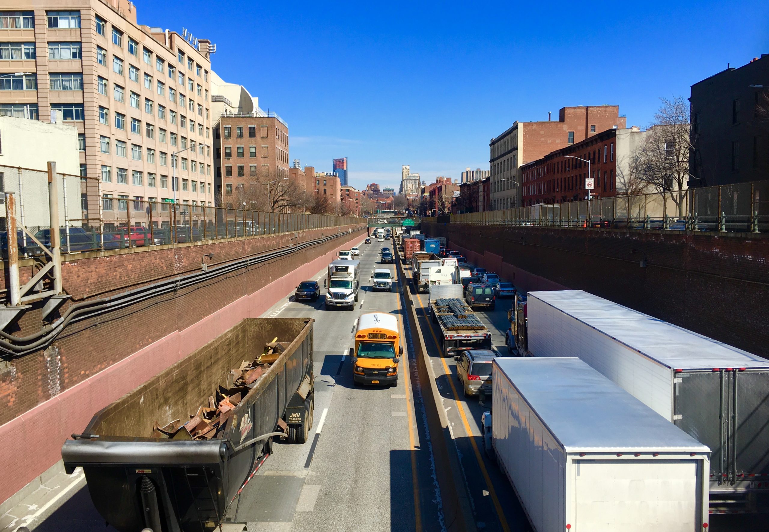The BQE trench has divided neighborhoods for more than 60 years, and Cobble Hill residents hope to cap it over as part of a multi-billion dollar BQE rehabilitation plan. Photo: Lore Croghan/Brooklyn Eagle