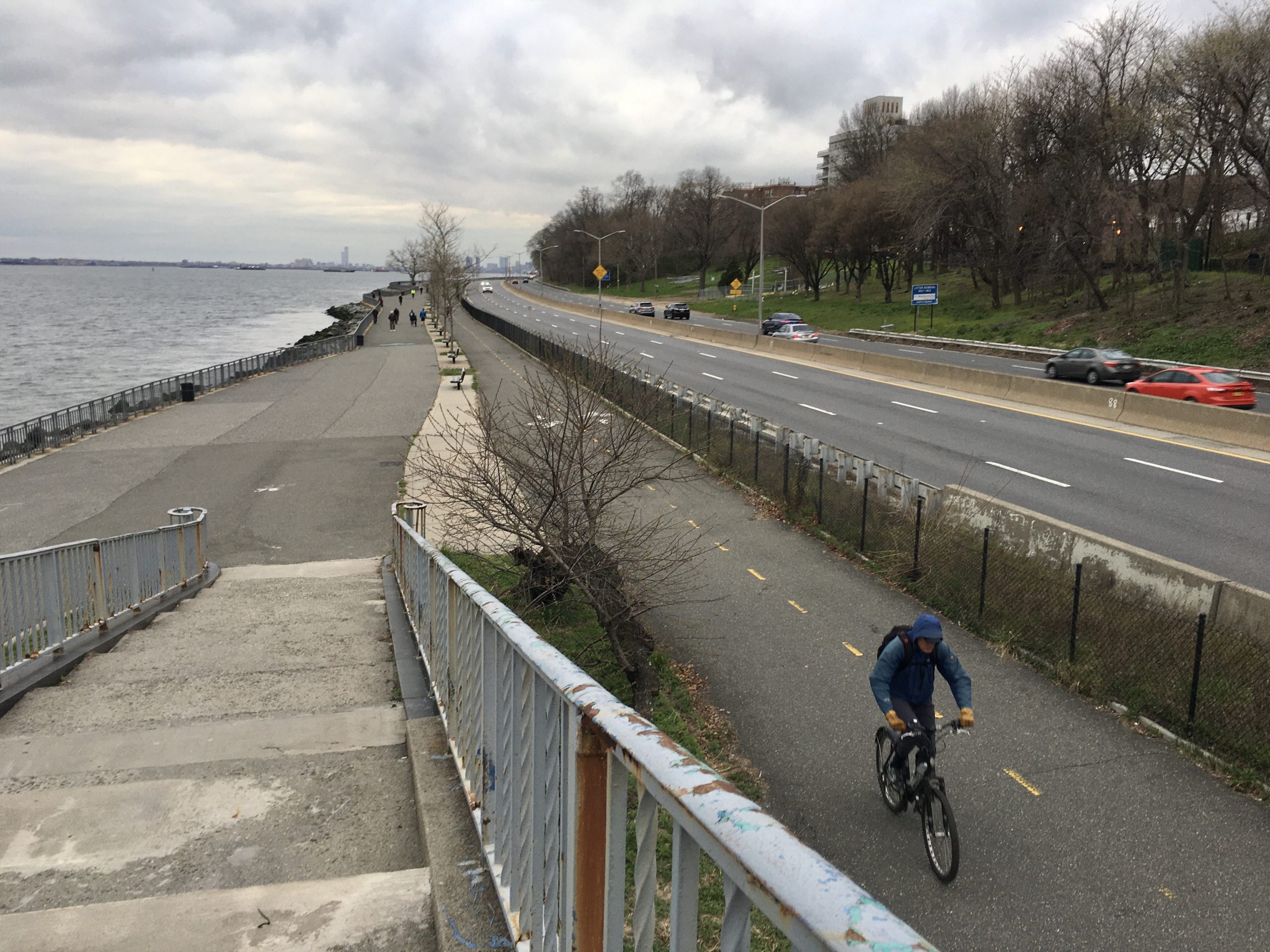 The Belt Parkway’s southbound lanes are nearly empty at rush hour. Photo: Lore Croghan/Brooklyn Eagle