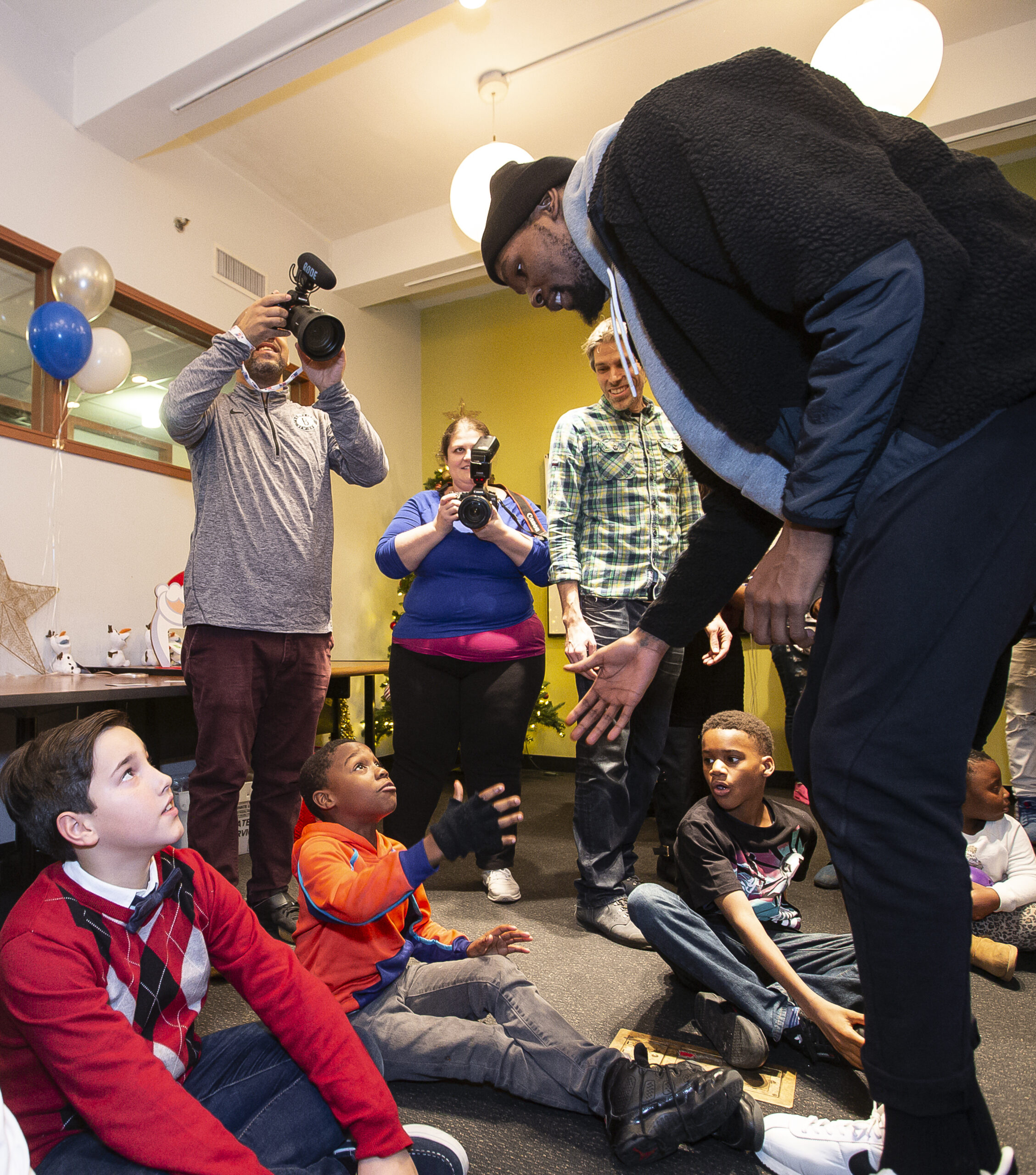 Kevin Durant gives presents to 40 kids at Coalition for the Homeless