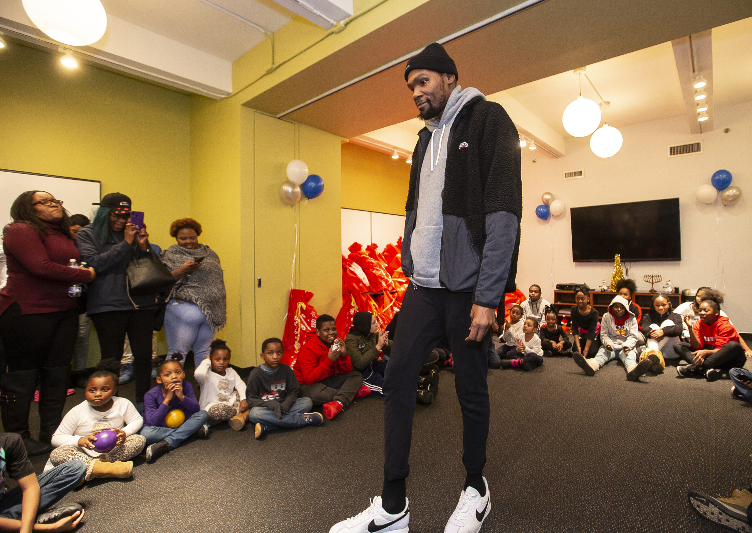 Kevin Durant surprises 40 homeless kids at holiday party - NetsDaily