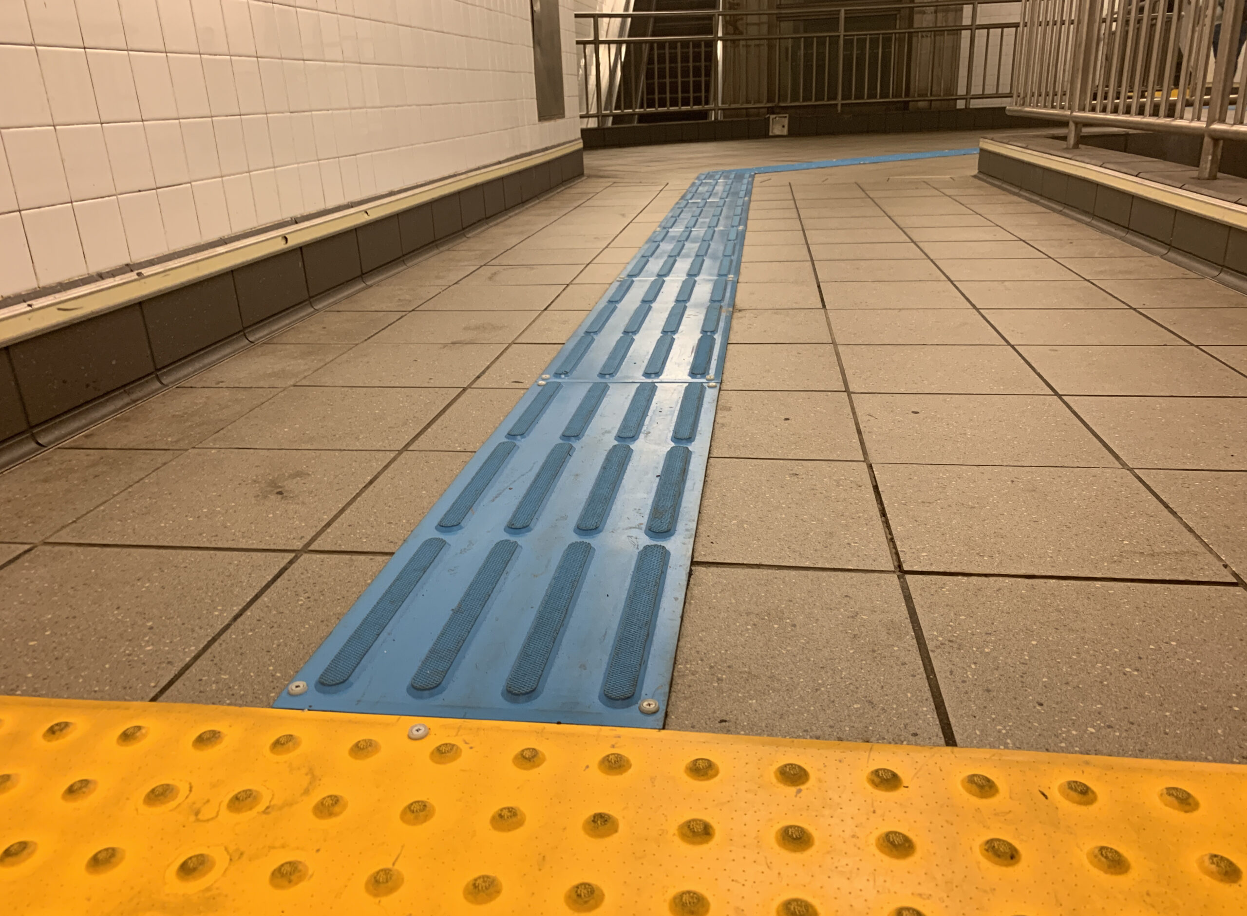 The blue tactile guideway leads those with low vision to their subway platform. Photo: Meaghan McGoldrick/Brooklyn Eagle