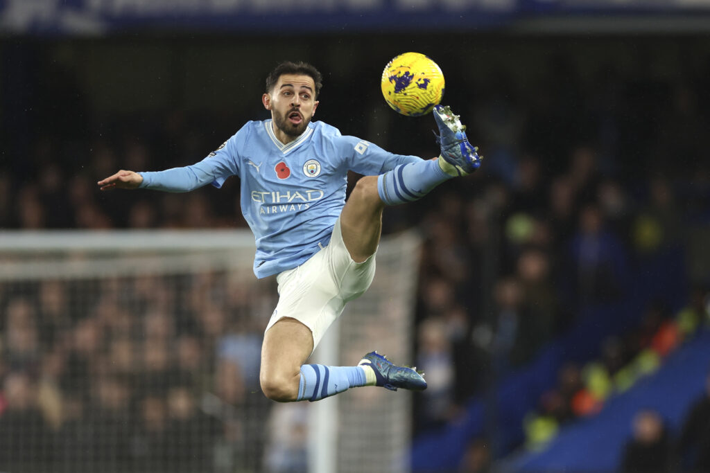 LONDON — Defying gravity… and Chelsea: Manchester City's Bernardo Silva controls the ball in the air during the English Premier League soccer match between Chelsea and Manchester City at Stamford Bridge stadium in London, Sunday, Nov. 12, 2023.Photo: Ian Walton/AP