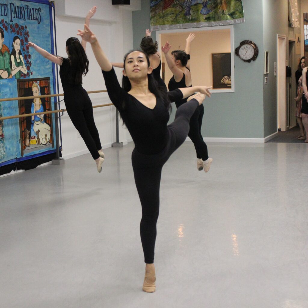 Kate and Students in rehearsal. Photo: Jaime Gamez