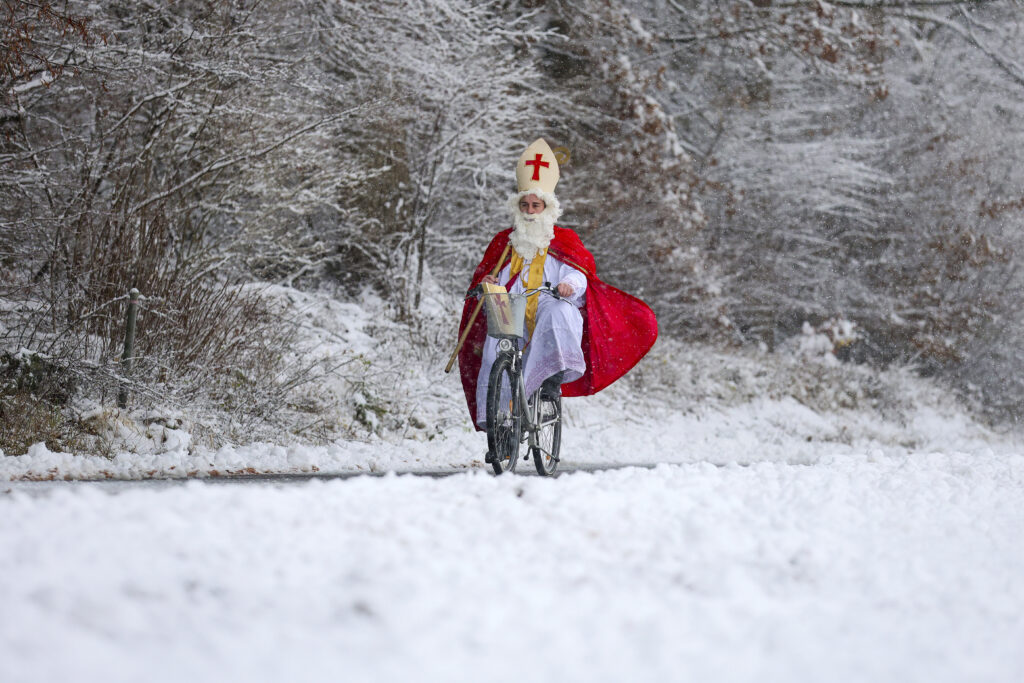 GERMANY — Hardly an airborne sleigh, but still impressive: A man dressed as Santa Claus is on his way to a Christmas party by bike between Betzenweiler and Bischmannshausen, in Germany, Friday Dec. 1, 2023.Photo: Thomas Warnack/dpa via AP
