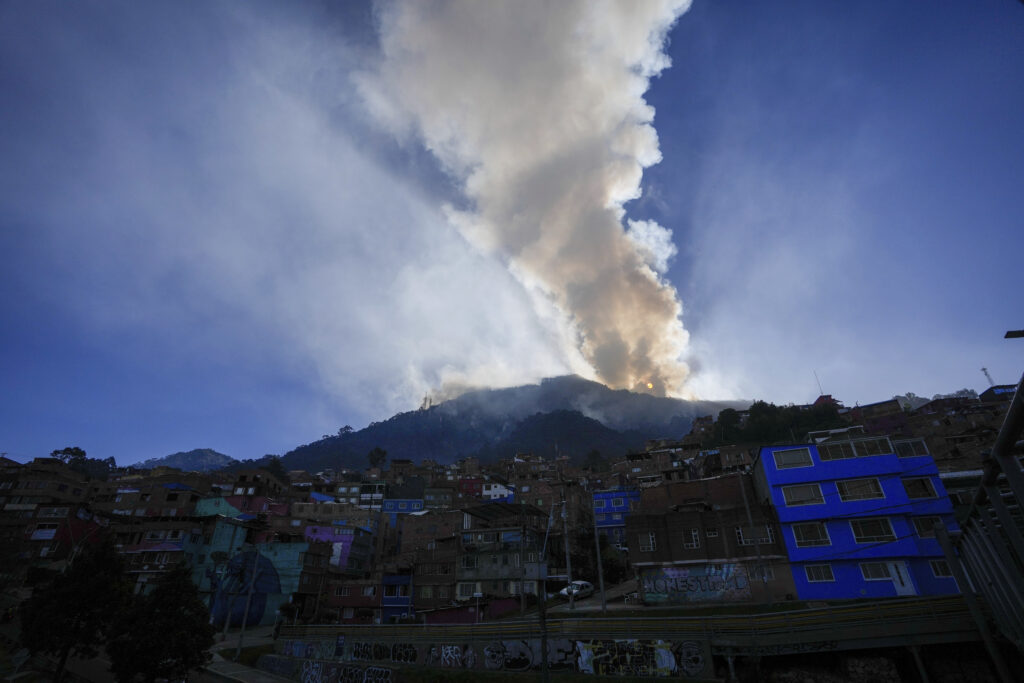 <b>BOGOTA — Trees are still burning inexplicably in the hills:</b> The sun rises during a forest fire on El Cable Hill in Bogota, Colombia, Thursday, Jan. 25, 2024.<br>Photo: Fernando Vergara/AP