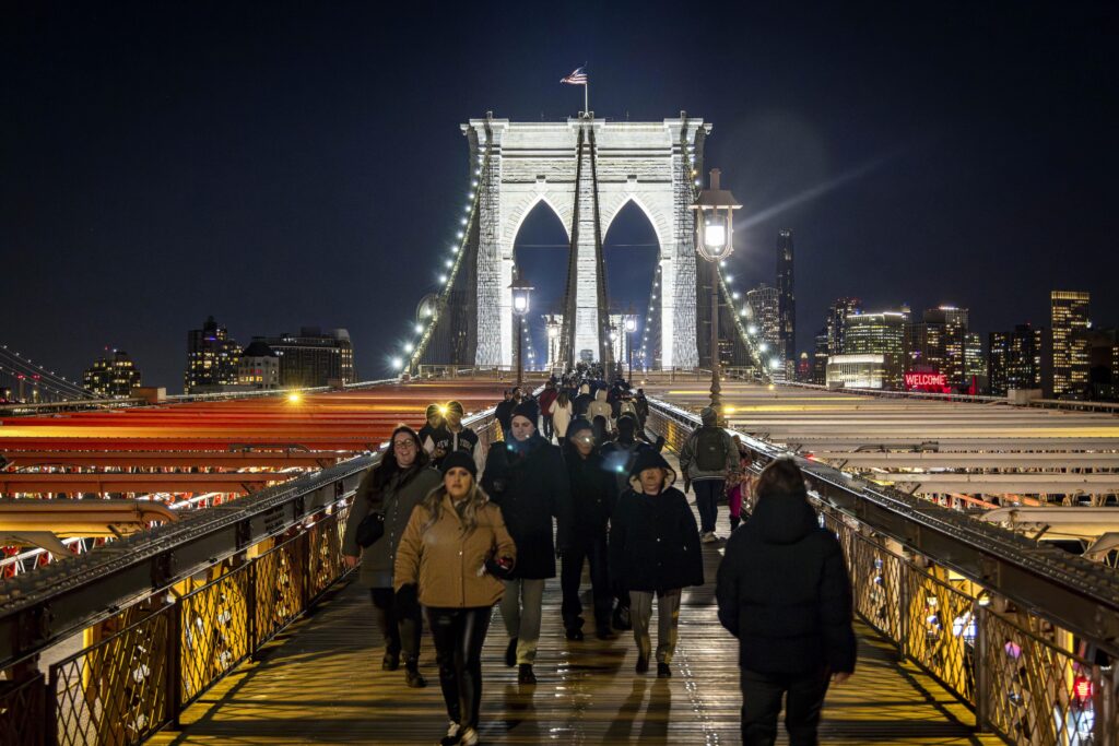 Brooklyn Bridge gets LEDs