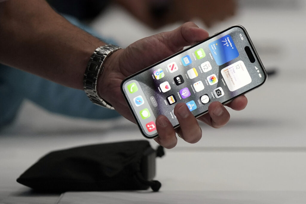 The iPhone is notoriously hard for independent stores to repair, but that should change after New York enacted the Digital Fair Repair Act that went into effect on Dec. 28, 2023.Photo: Jeff Chiu/AP