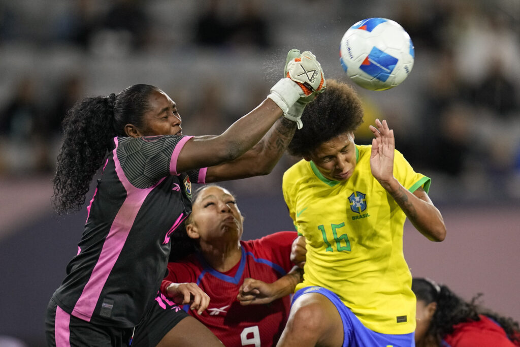 SAN DIEGO — A punch and a headbutt, a part of the game: Brazil's Yaya, right, tries to head the ball as Panama goalkeeper Yenish Bailey, left, punches it during the second half of a CONCACAF Gold Cup women's soccer tournament match, Tuesday, Feb. 27, 2024, in San Diego.Photo: Gregory Bull/AP