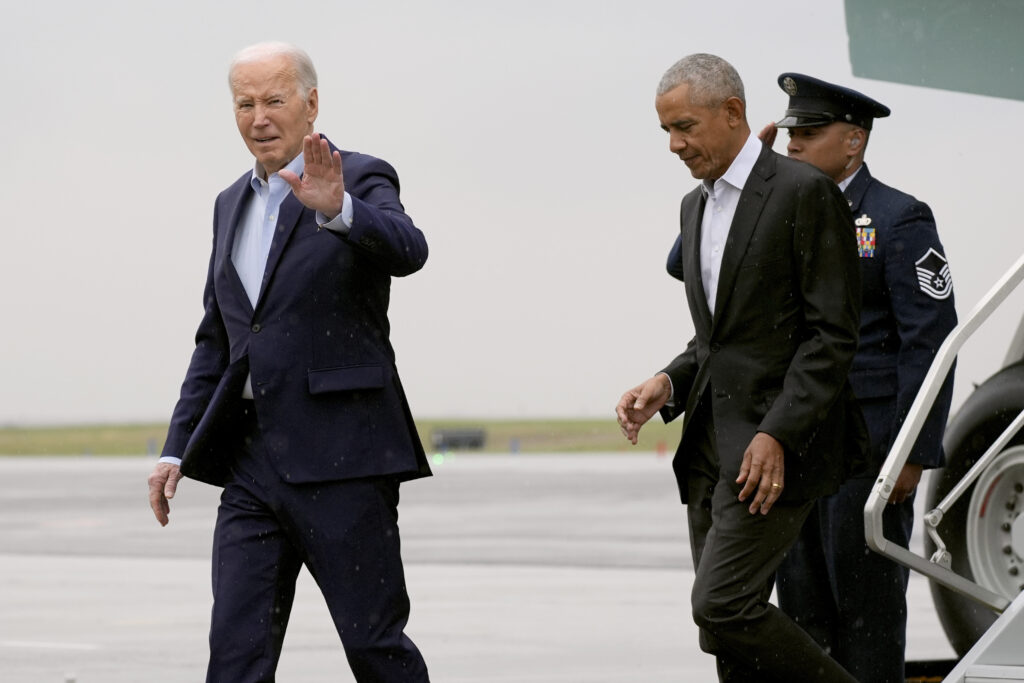 BIG APPLE — New York City preps for traffic jams and fundraising slams, as three presidents will gather live audiences in the city: President Joe Biden waves as he arrives with former President Barack Obama, center, on Air Force One at John F. Kennedy International Airport, Thursday, March 28, 2024, in New York. Clinton will join them later.Photo: Alex Brandon/AP
