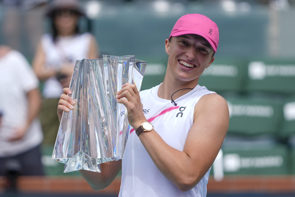 CALIFORNIA — ‘Heavier than a bag of rackets’ this trophy: Iga Swiatek, of Poland, holds the trophy after defeating Maria Sakkari, of Greece, in the final match at the BNP Paribas Open tennis tournament, Sunday, March 17, 2024, in Indian Wells, CA.Photo: Ryan Sun/AP