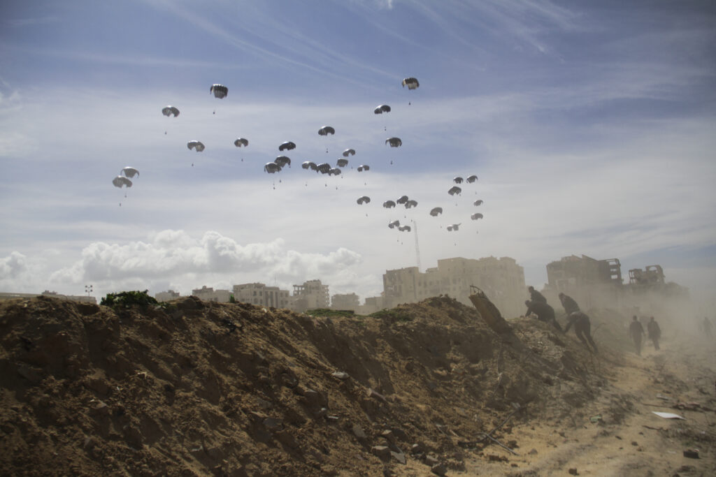 GAZA — Finally, some temporary relief from the U.S.: United States Air Force drops humanitarian aid to Palestinians in Gaza City, Gaza Strip, on Saturday, March 9, 2024.Photo: Mahmoud Essa/AP