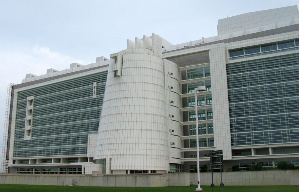 Alfonse M. D'Amato United States Courthouse in Central Islip.Photo: Americasroof via Wikimedia Commons