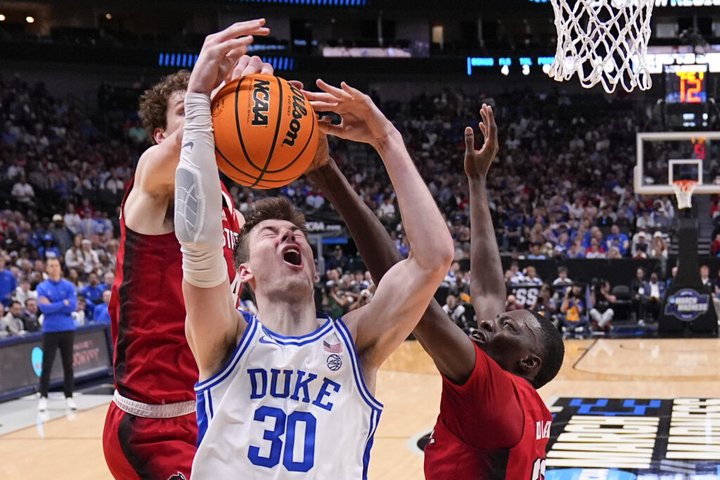 DALLAS — NC State prevailed with superior net blockage: Duke's Kyle Filipowski (30) is blocked by North Carolina State's Ben Middlebrooks, left, and Mohamed Diarra during the first half of an Elite Eight college basketball game in the NCAA Tournament in Dallas, Sunday, March 31, 2024.Photo: Julio Cortez/AP
