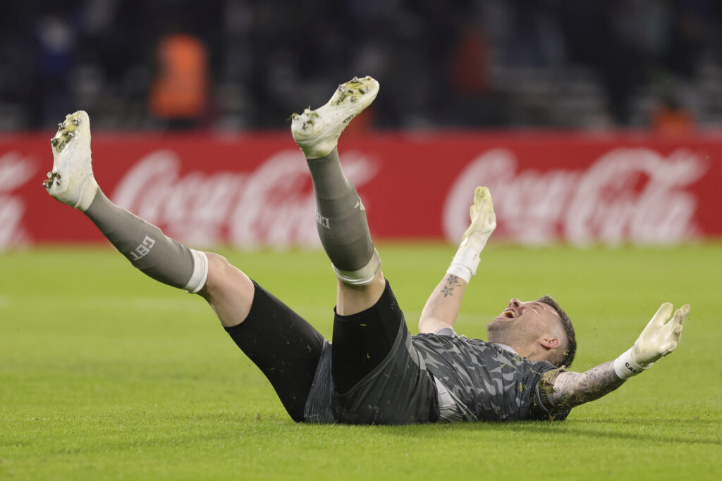 Goalkeeper Guido Herrera of Argentina's Talleres celebrates after teammate Gustavo Bou scored their side's third goal against Ecuador's Barcelona during a Copa Libertadores Group B soccer match at Mario Alberto Kempes stadium in Cordoba, Argentina, Wednesday, May 8, 2024. (AP Photo/Nicolas Aguilera)