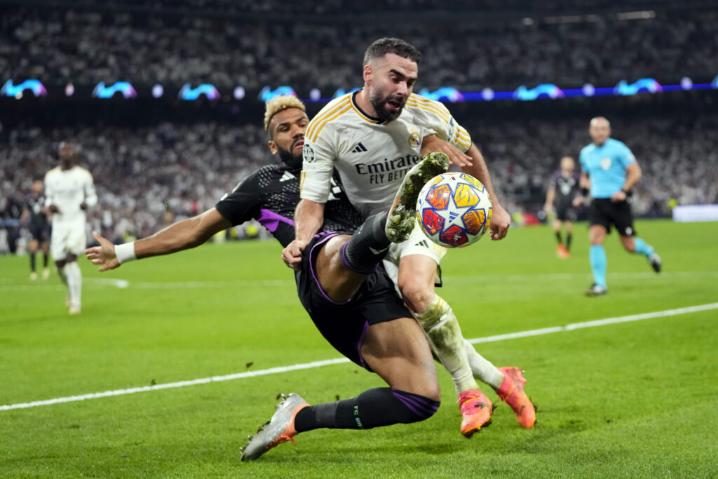 Bayern's Eric Maxim Choupo-Moting, left, fights for the ball with Real Madrid's Dani Carvajal during the Champions League semifinal second leg soccer match between Real Madrid and Bayern Munich at the Santiago Bernabeu stadium in Madrid, Spain, Wednesday, May 8, 2024. (AP Photo/Manu Fernandez)