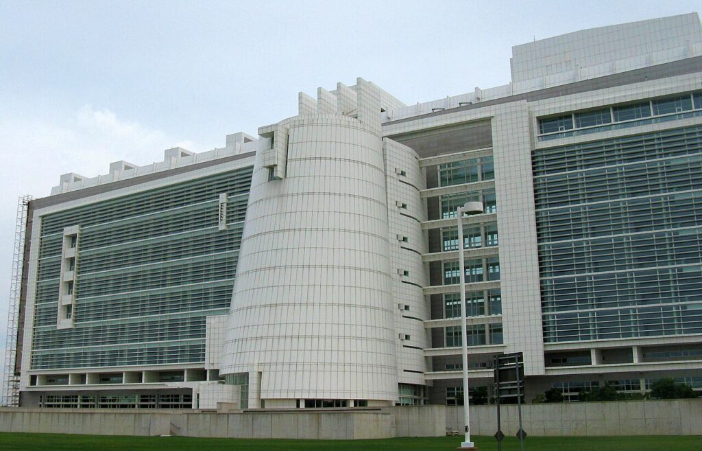 The Central Islip federal courthouse, where Klaus Pflugbeil pleaded guilty to conspiring to steal trade secrets from a leading U.S. electric vehicle company and sending them to an undercover agent. Photo by Americasroof/Wikimedia