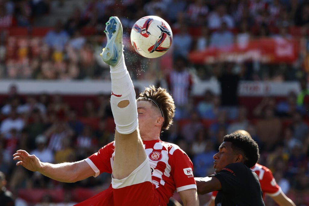 Girona's Viktor Tsygankov, left, challenges for the ball with Barcelona's Alejandro Balde during the Spanish La Liga soccer match between Girona and Barcelona at the Montilivi stadium in Girona, Spain, Sunday, Sept. 15, 2024. (AP Photo/Joan Monfort)