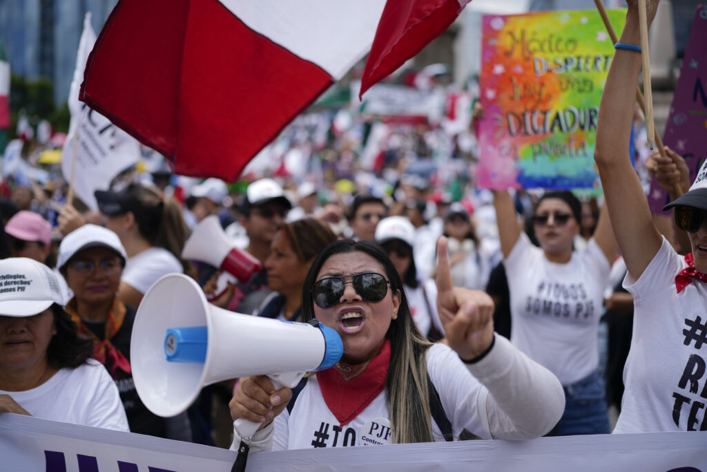 Judicial workers protest the government's judicial reform, which would make judges stand for election, in Mexico City, Wednesday, Sept. 11, 2024. (AP Photo/Eduardo Verdugo)