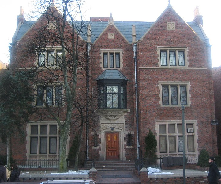 770 Eastern Parkway in Crown Heights, the international headquarters of Chabad-Lubavitch. Public domain photo courtesy of Wikimedia Commons