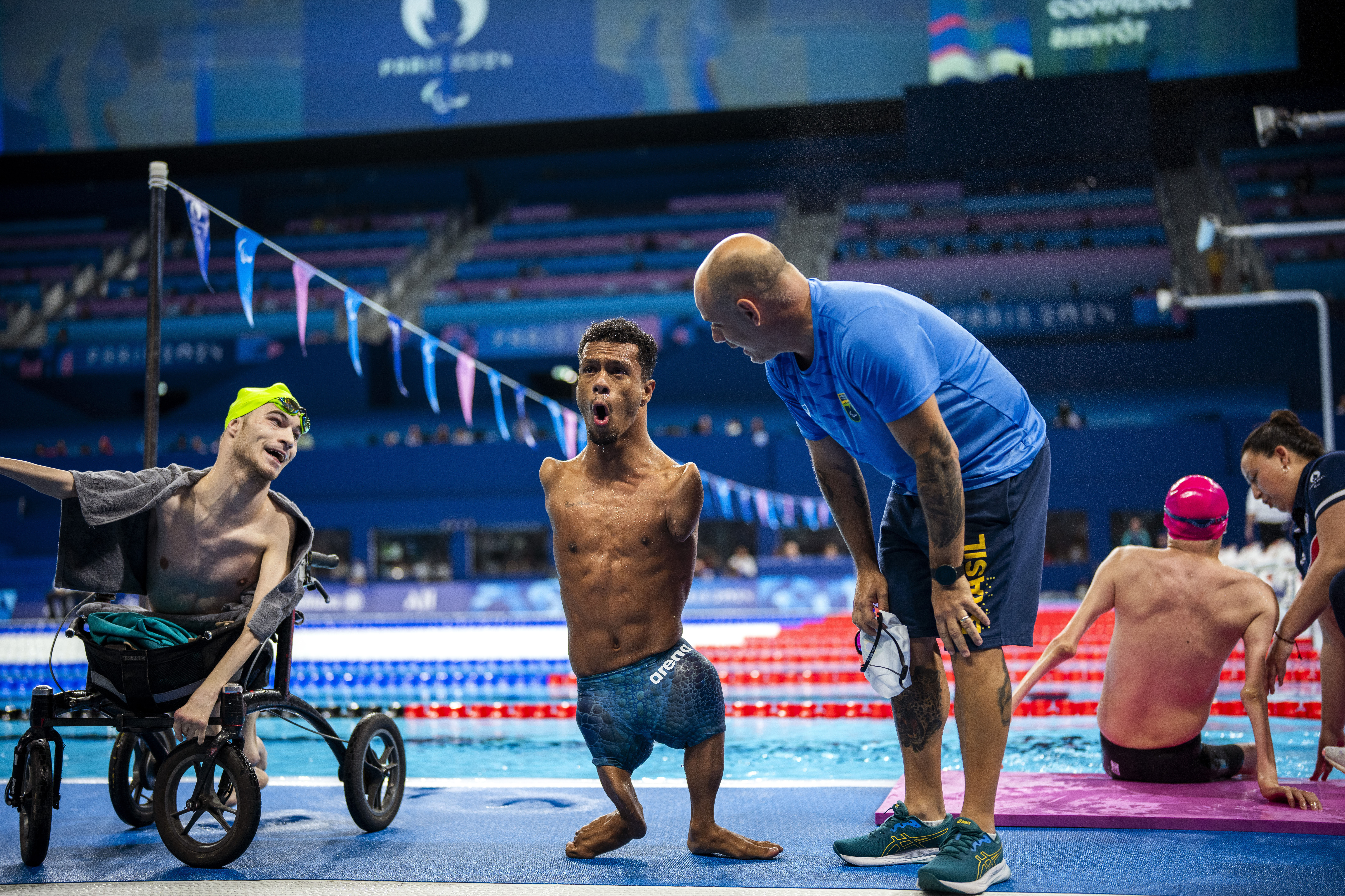 Paralympic athlete Santos Araujo, of Brasil, celebrates after winning at men's 200 m Freestyle -S2 final, during the 2024 Paralympics, Monday, Sept. 2, 2024, in Paris, France. (AP Photo/Emilio Morenatti)