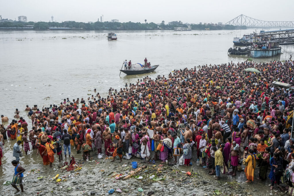 Hindu devotees perform rituals on the banks of the Hooghly River on the occasion of Mahalaya, an auspicious day to pay homage to ancestors, in Kolkata, India, Wednesday, Oct. 2, 2024. (AP Photo/Bikas Das)