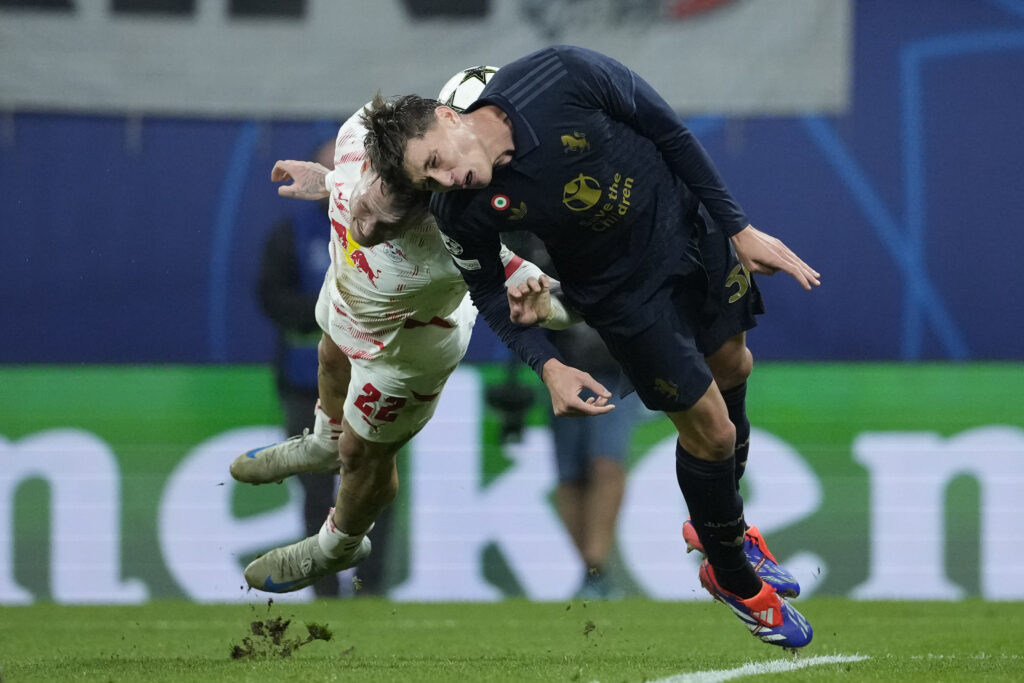 Leipzig's David Raum, left, and Juventus' Nicolo Savona go for the ball during the UEFA Champions League opening phase soccer match between Leipzig and Juventus in Leipzig, Germany, Wednesday, Oct. 2, 2024.(AP Photo/Ebrahim Noroozi)