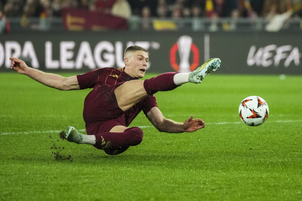 Roma's Artem Dovbyk attempts to score during the Europa League round of 16 first leg soccer match between AS Roma and Athletic Bilbao at the Stadio Olimpico in Rome, Italy, Thursday, March 6, 2025.