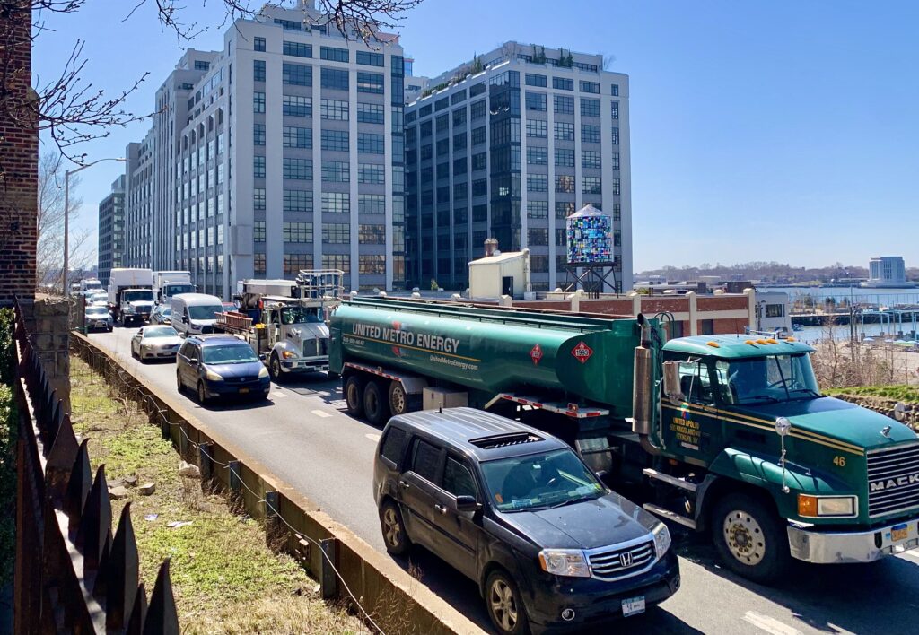 The Queens-bound BQE along the Brooklyn Heights waterfront. Photo: Mary Frost, Brooklyn Eagle