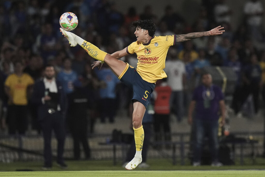 America's Kevin Alvarez controls the ball during a Mexican soccer league first leg semifinal match against Cruz Azul in Mexico City, Thursday, May 15, 2025.