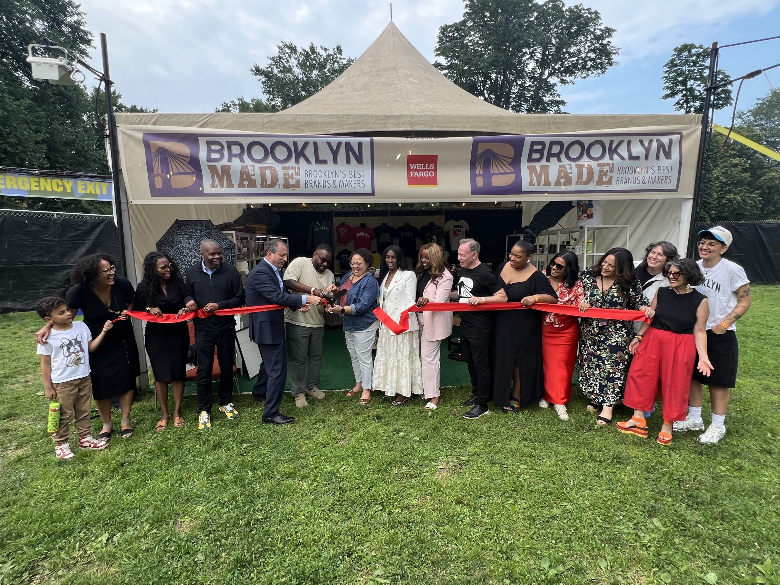 Commemorating the Brooklyn Chamber of Commerce’s summer-long pop-up with a ribbon cutting. Photo by Wayne Daren Schneiderman