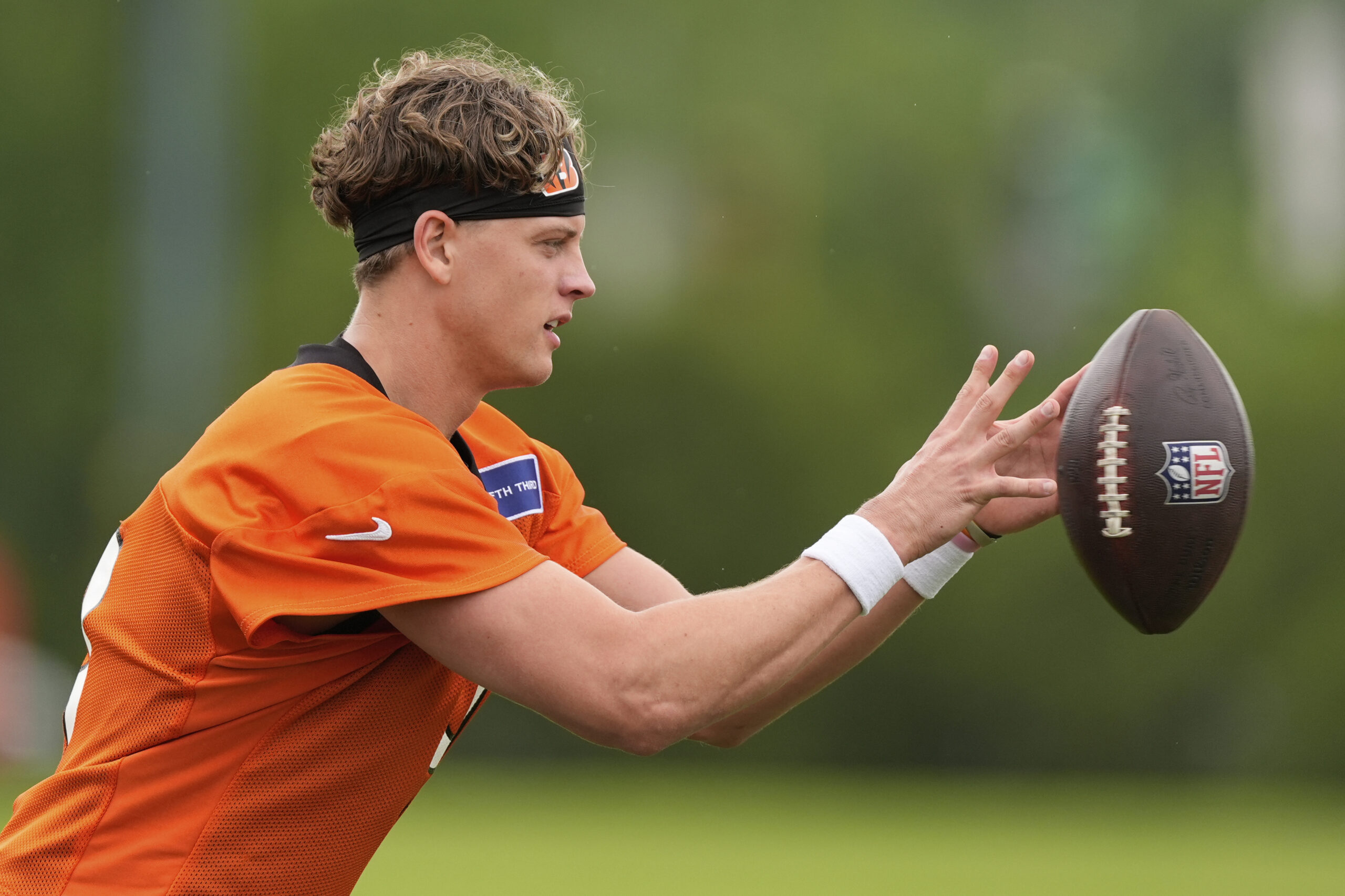 Cincinnati Bengals quarterback Joe Burrow catches a ball during NFL football practice on Tuesday, May 13, 2025, in Cincinnati. AP Photo/Carolyn Kaster, File