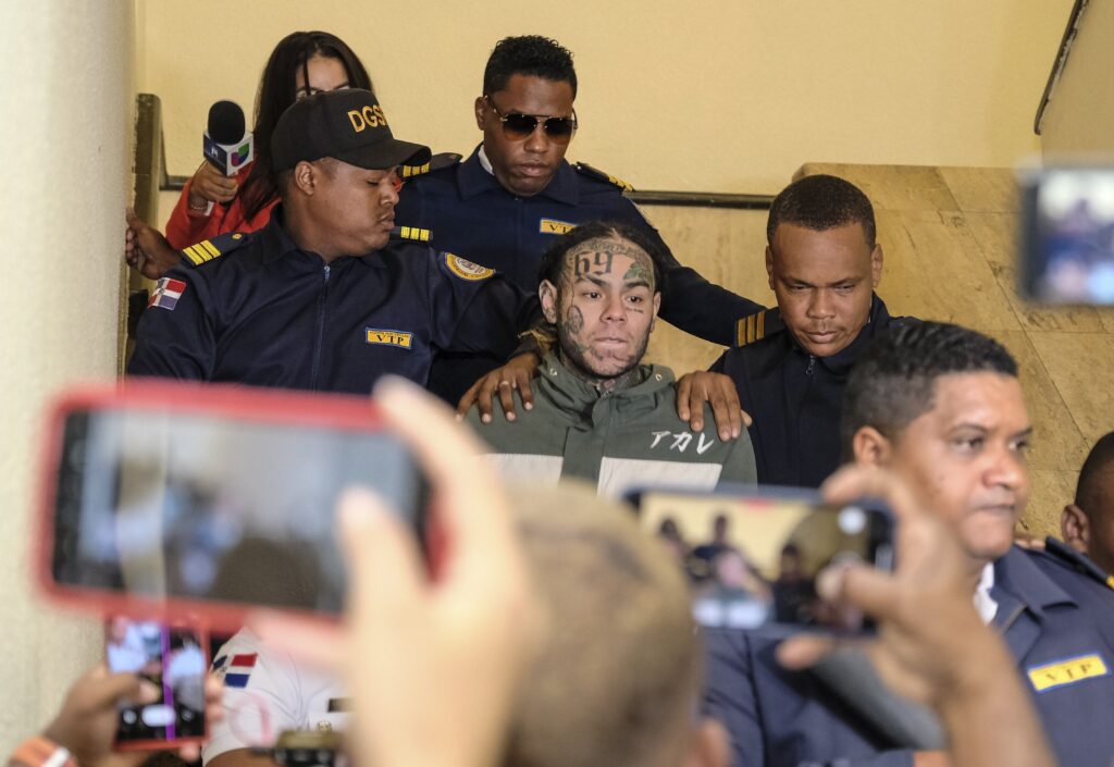 Rapper Daniel Hernandez, known as Tekashi 6ix9ine, is escorted by police as he arrives for a court hearing at the Palace of Justice, in Santo Domingo, Dominican Republic, on Jan. 25, 2024. Photo: Ricardo Hernandez/AP