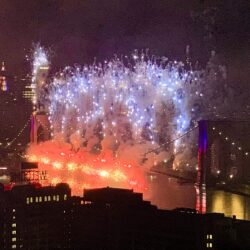 Dazzling effects as colorful fireworks launch from the Brooklyn Bridge on July 4, 2025. Brooklyn Eagle photo Mary Frost