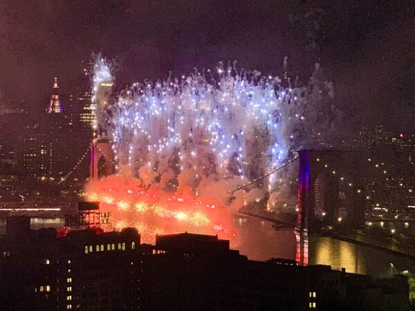 Dazzling effects as colorful fireworks launch from the Brooklyn Bridge on July 4, 2025. Brooklyn Eagle photo Mary Frost