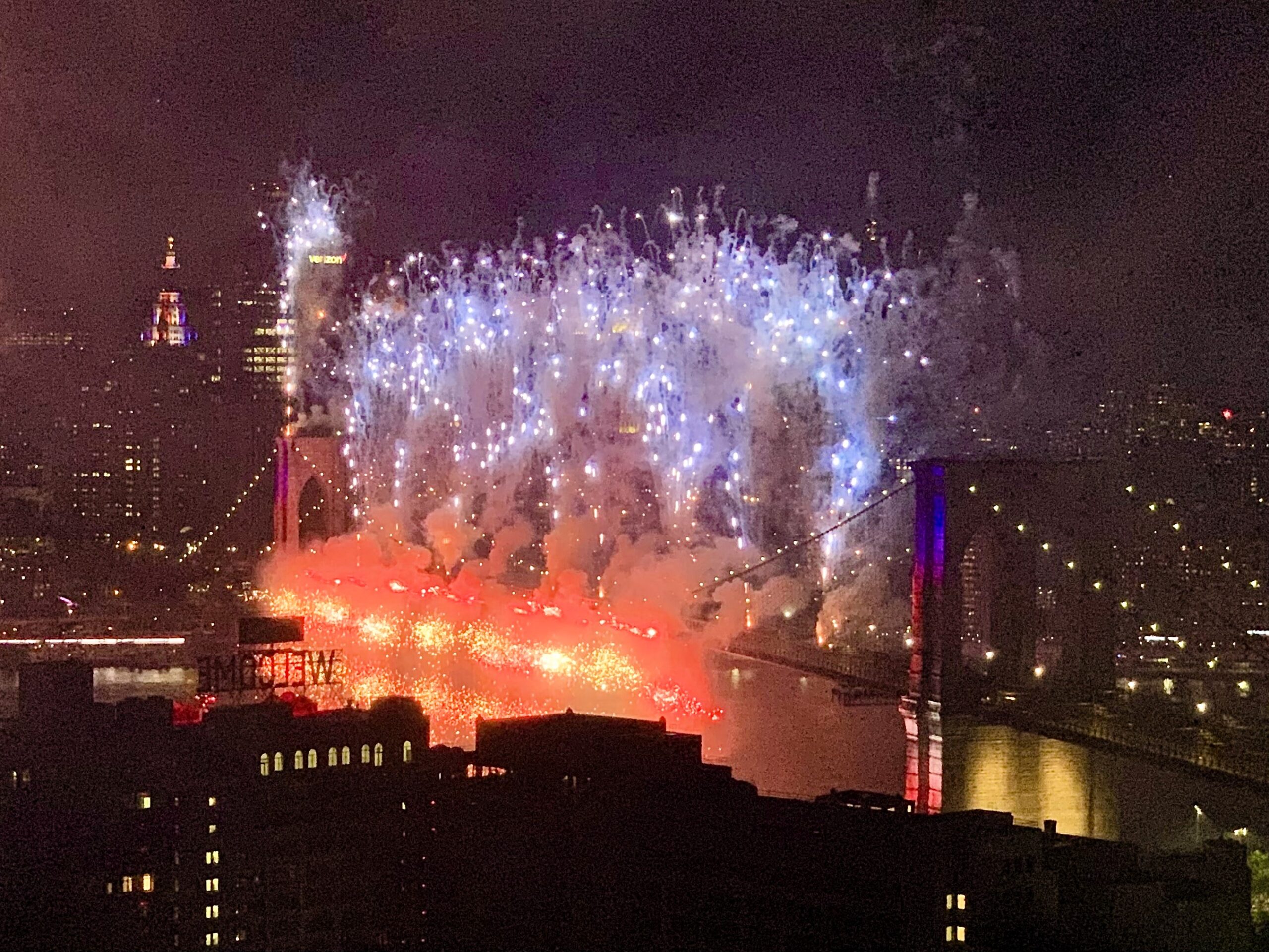 Dazzling effects as colorful fireworks launch from the Brooklyn Bridge on July 4, 2025. Brooklyn Eagle photo Mary Frost