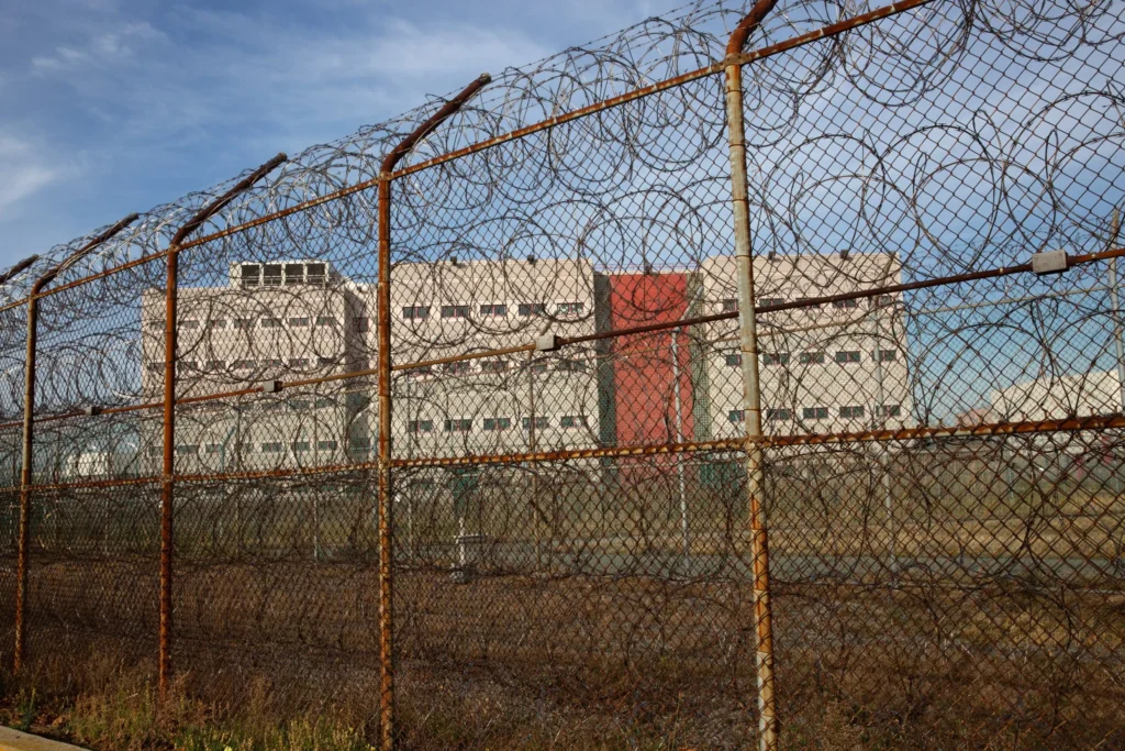 Barbed-wire fences surrounded a jail complex on Rivers Island, Dec. 8, 2024. Photo: Ben Fractenberg/THE CITY