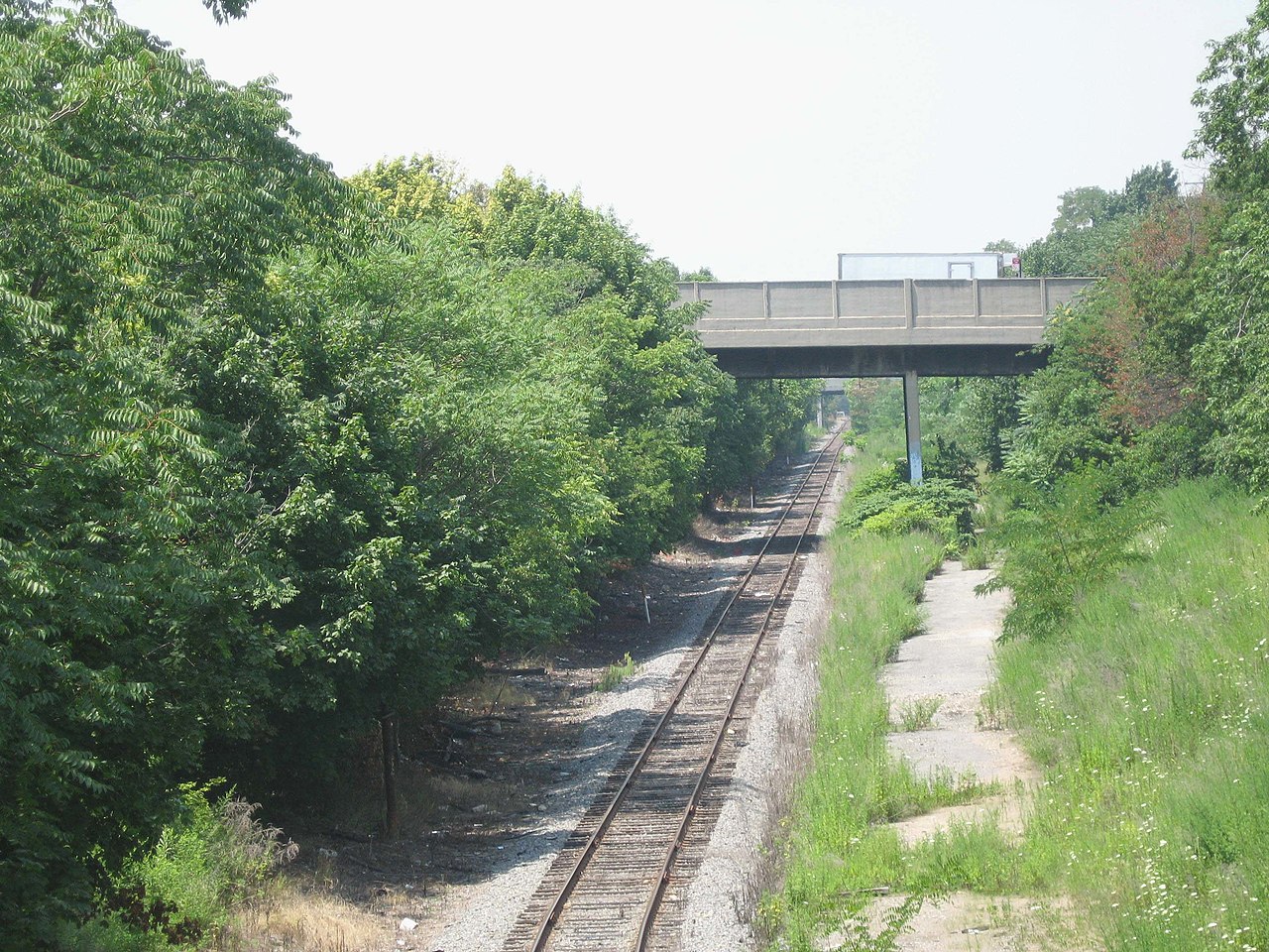 The present-day Bay Ridge Freight Line, looking west from 14th Avenue. New tracks would be built to accommodate the light rail trains. Wikimedia photo by Jim Henderson