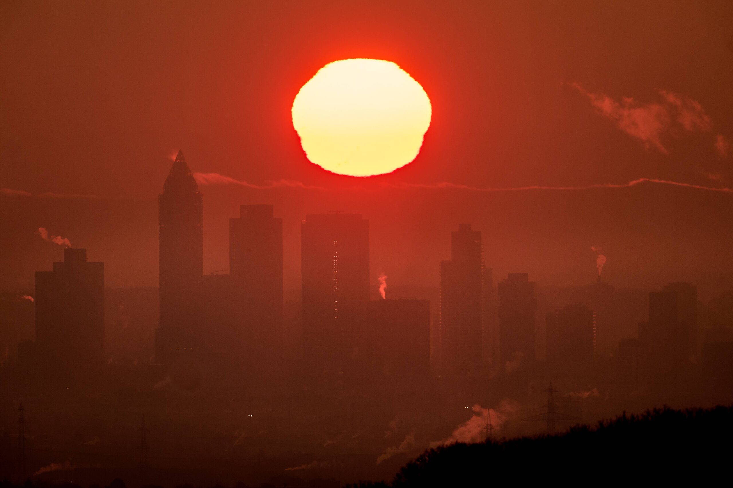 The sun rises over the city of Frankfurt, Germany, on a misty Tuesday, Dec. 2, 2025. Photo: Michael Probst/AP
