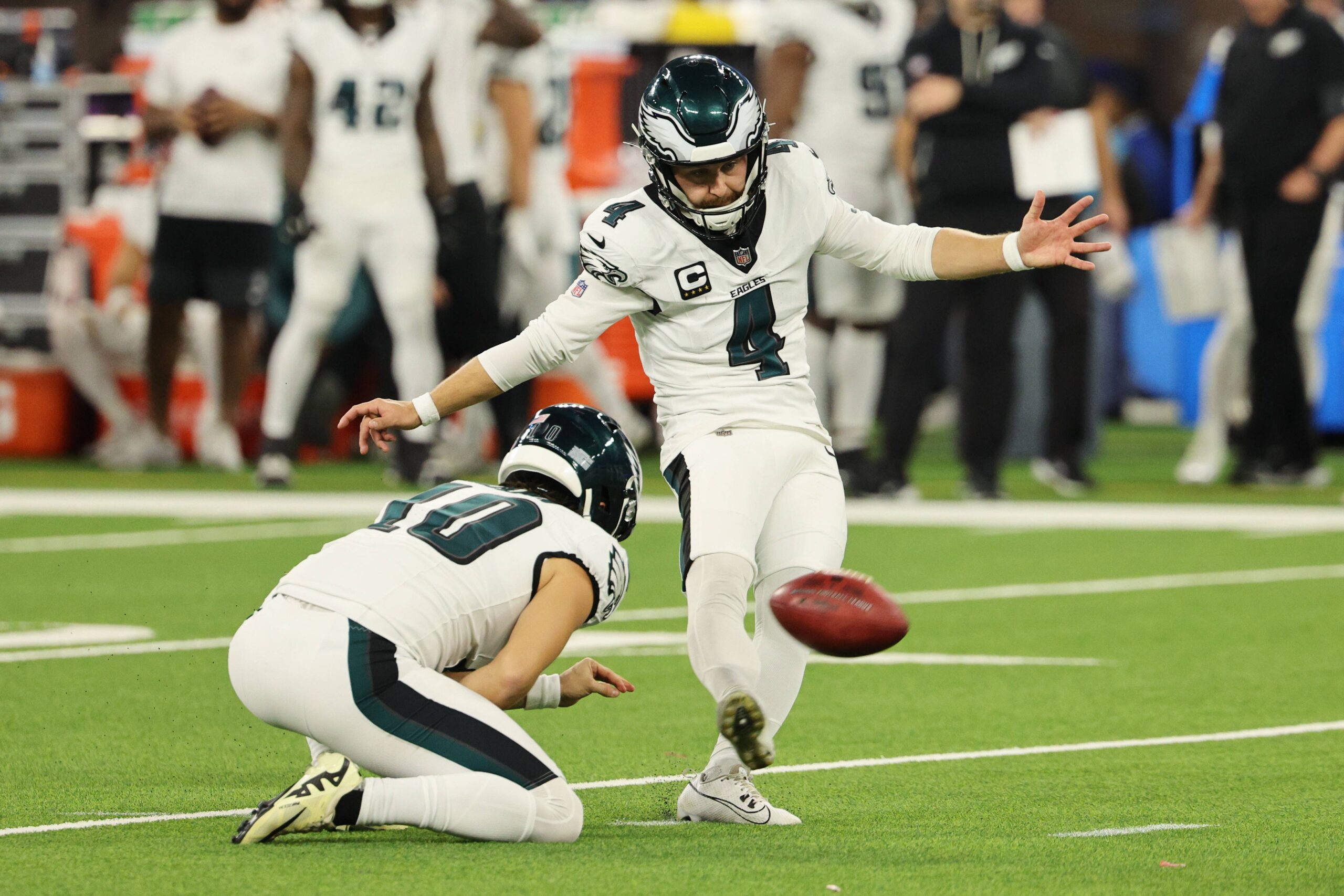 Philadelphia Eagles kicker Jake Elliott (4) makes a field goal during the second half of an NFL football game against the Los Angeles Chargers, Monday, Dec. 8, 2025, in Inglewood, Calif. Photo: Kevork Djansezian/AP