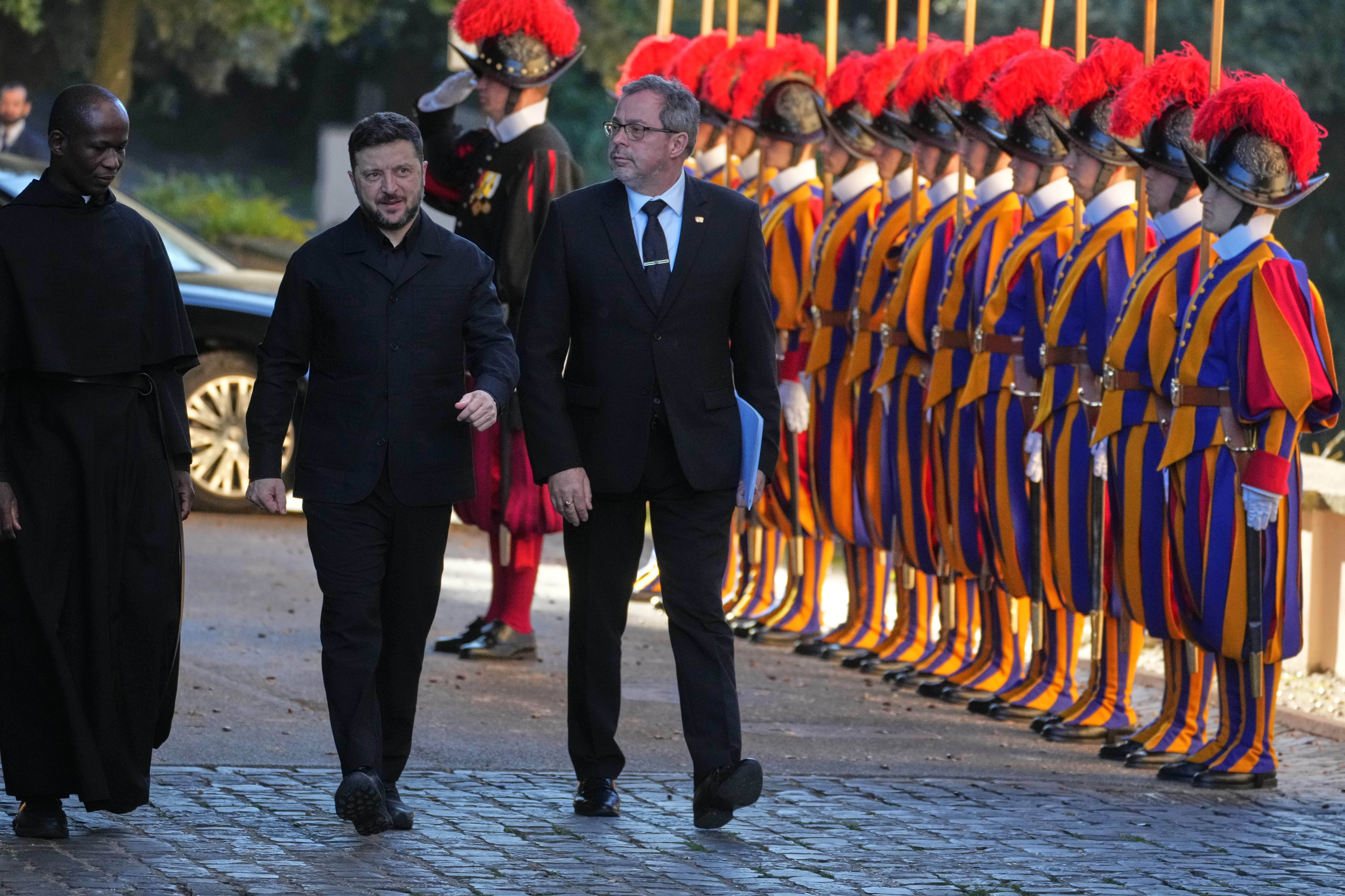 Ukraine President Volodymyr Zelenskyy, center, walks past Swiss guards as he arrives to meet with Pope Leo XIV in Castel Gandolfo, Italy, Tuesday, Dec. 9, 2025. Photo: Andrew Medichini/AP