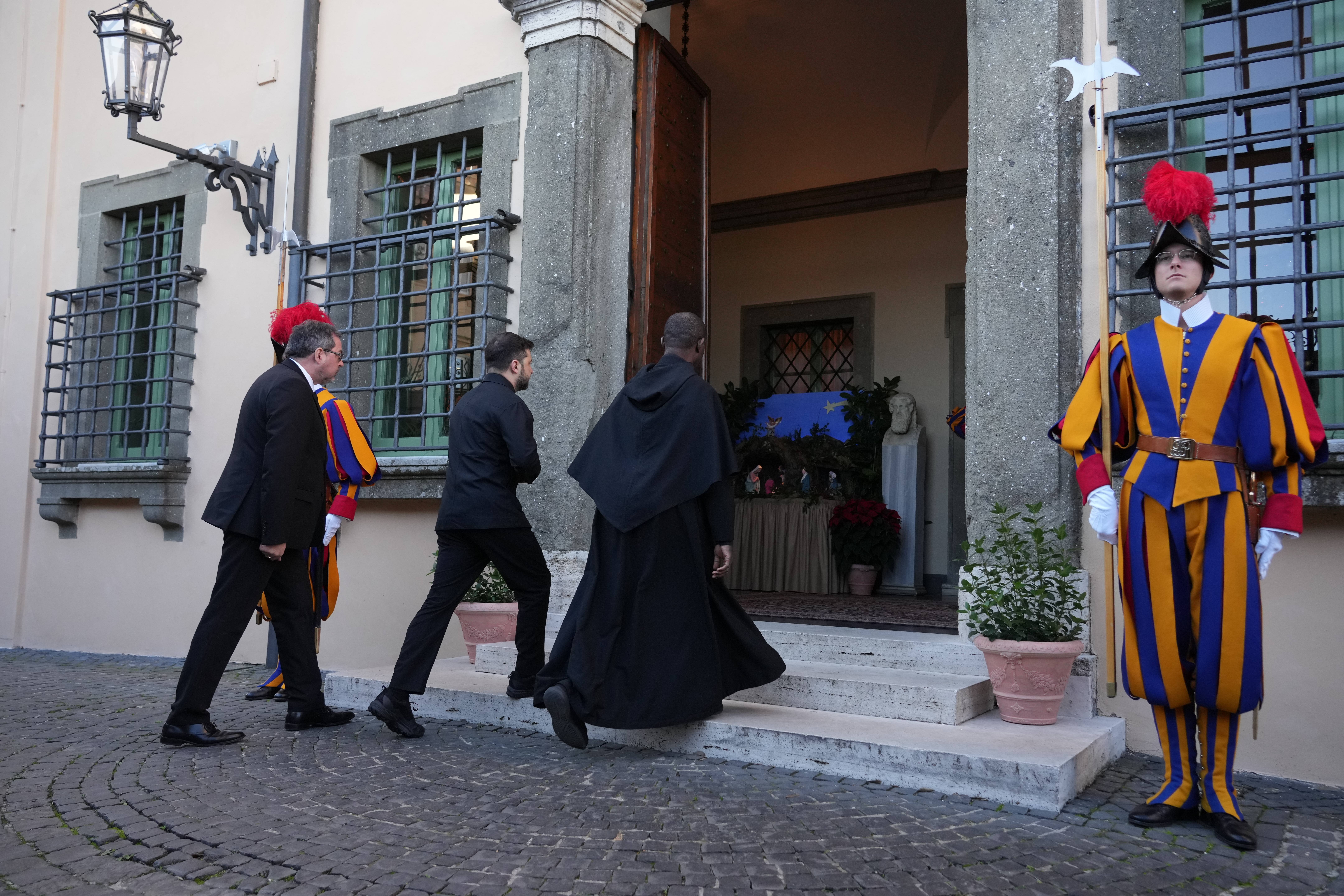Ukraine President Volodymyr Zelenskyy, center, walks past Swiss guards as he arrives to meet with Pope Leo XIV in Castel Gandolfo, Italy, Tuesday, Dec. 9, 2025. Photo: Andrew Medichini/AP