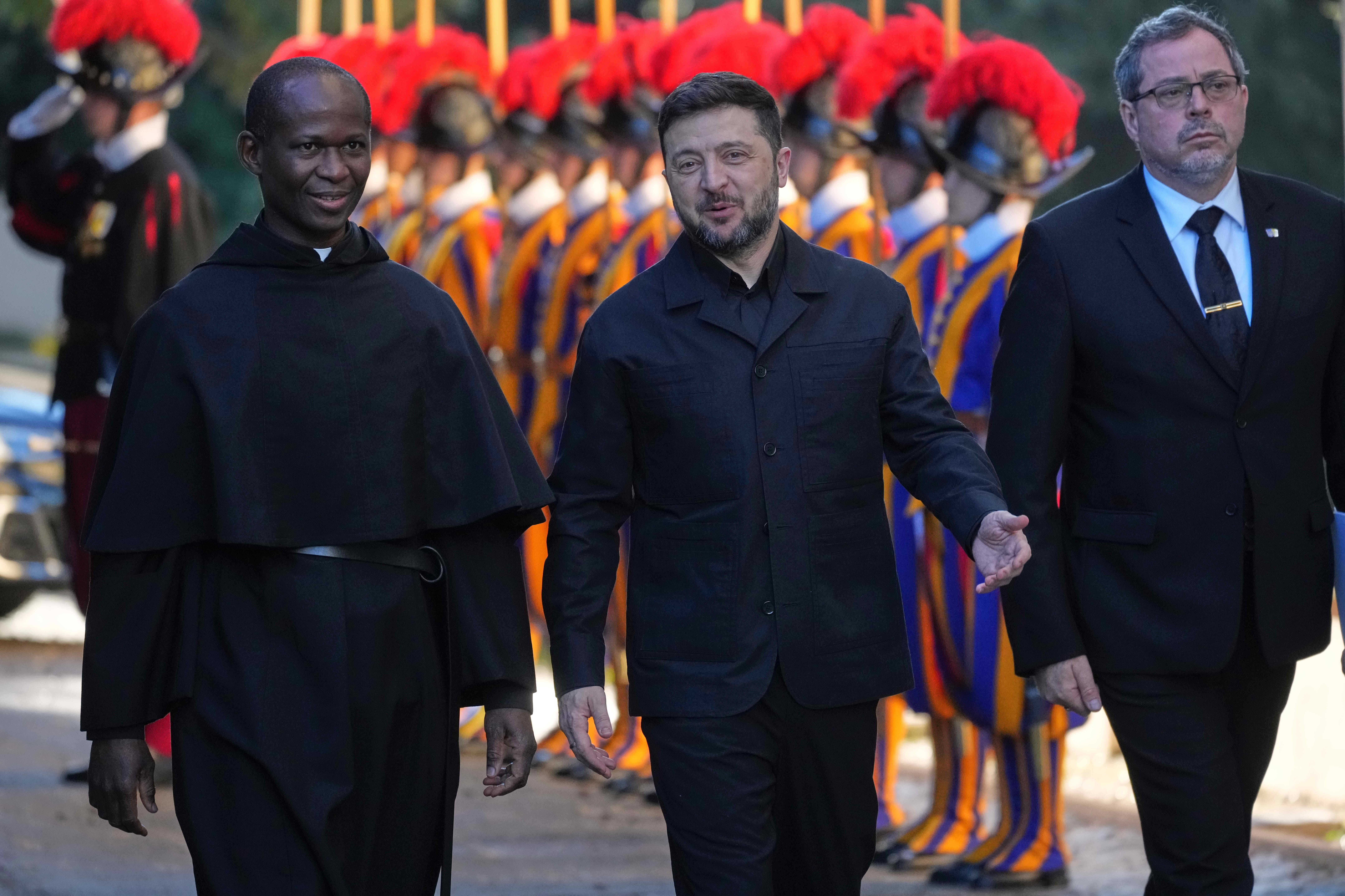 Ukraine President Volodymyr Zelenskyy, center, arrives to meet with Pope Leo XIV in Castel Gandolfo, Italy, Tuesday, Dec. 9, 2025. Photo: Andrew Medichini/AP