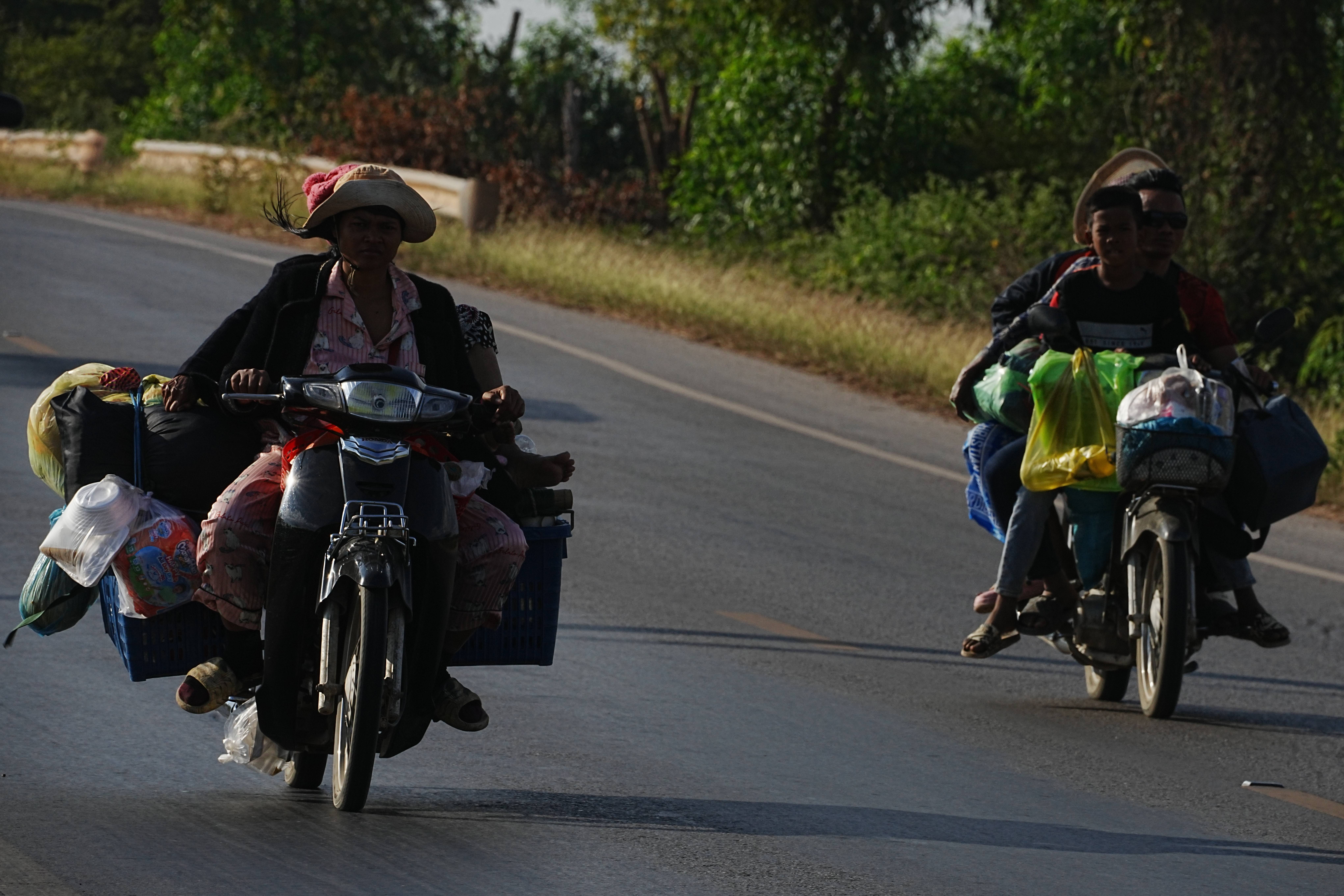 Locals people flee from their home in northwestern provinces of Cambodia's border with Thailand, Tuesday, Dec. 9, 2025. Photo: Heng Sinith/AP