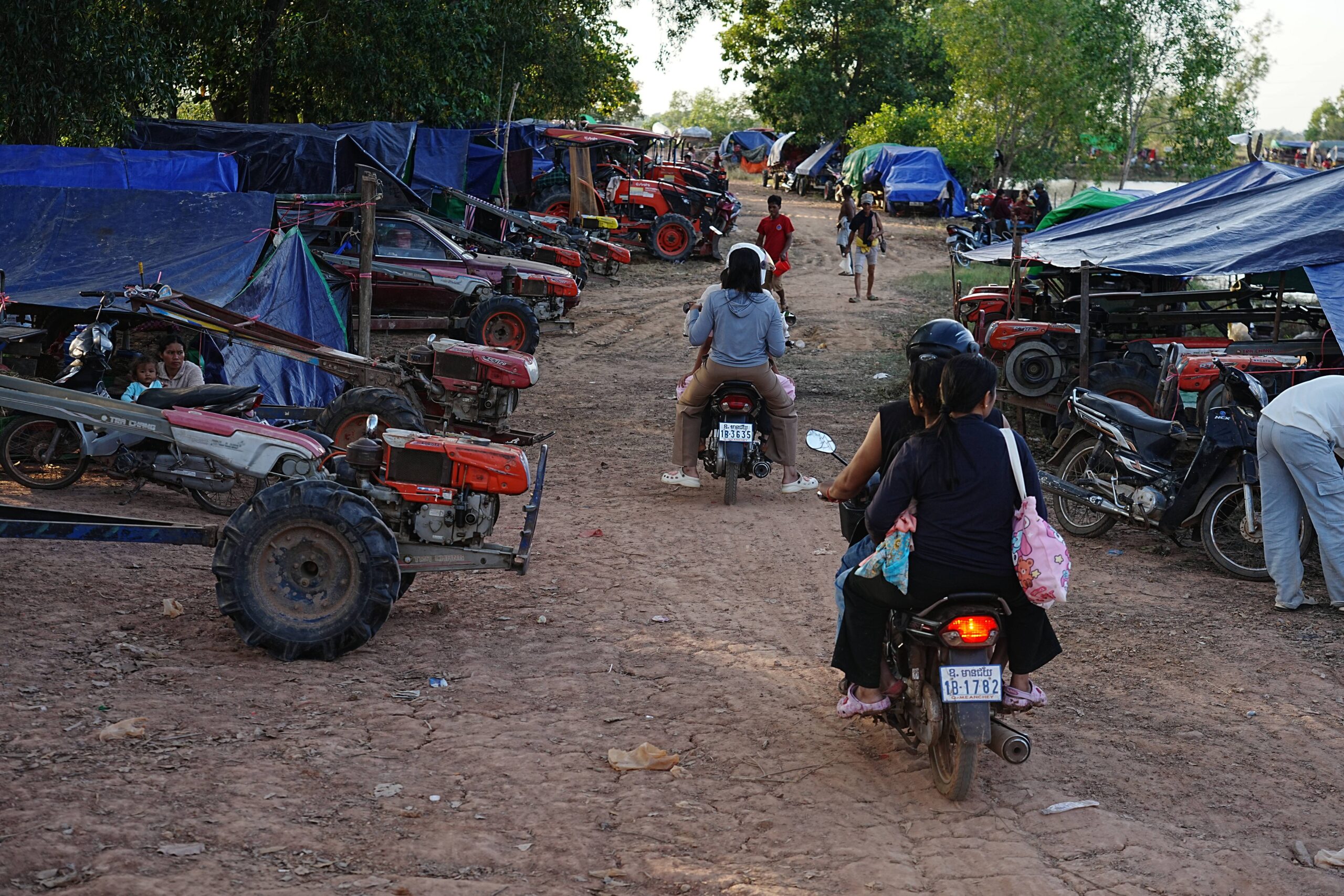 Locals arrive on motorcycles as they flee their homes from Cambodia's border with Thailand, in Siem Reap province, on Tuesday, Dec. 9, 2025. Photo: Heng Sinith/AP