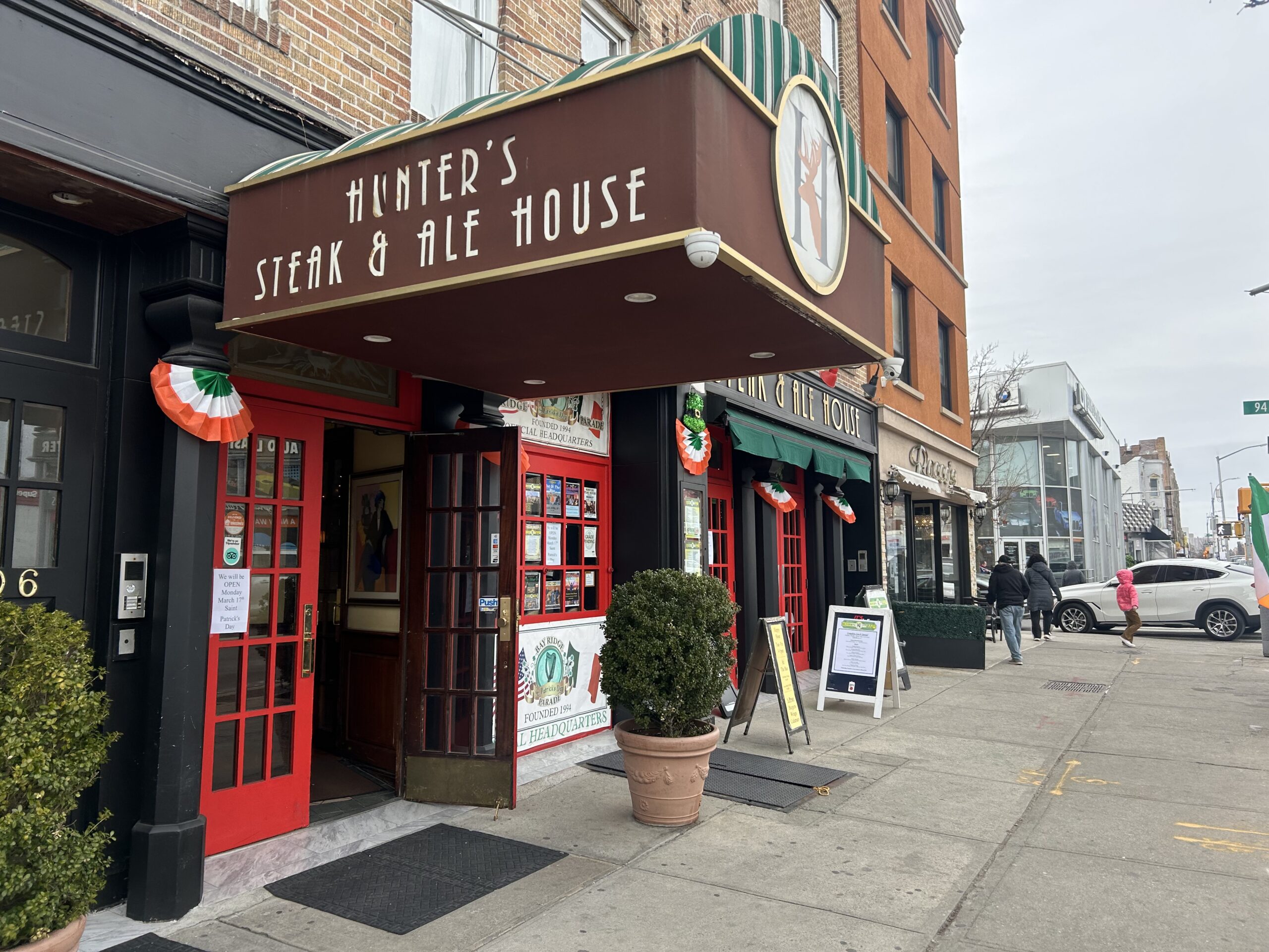 Hunter’s Steak & Ale House has closed. Photo: Jaime DeJesus/Brooklyn Eagle