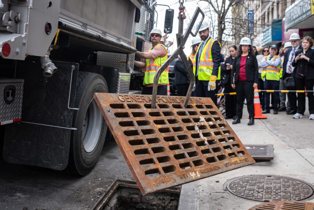 Mamdani demos an infrastructure improvement as he joins DEP workers in Sunset Park. Photo: Michael Appleton/Mayoral Photography Office